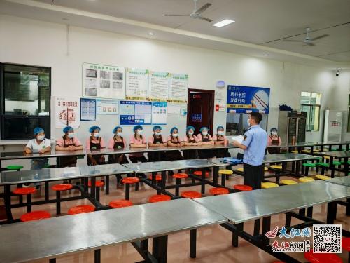 考前嚴密守護 東臨新區市場監管局深入考點學校開展食品安全專項檢查